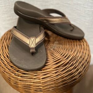 Vionic Bronze & Brown Women’s Flip Flops